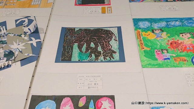 中央が受賞した息子の絵画