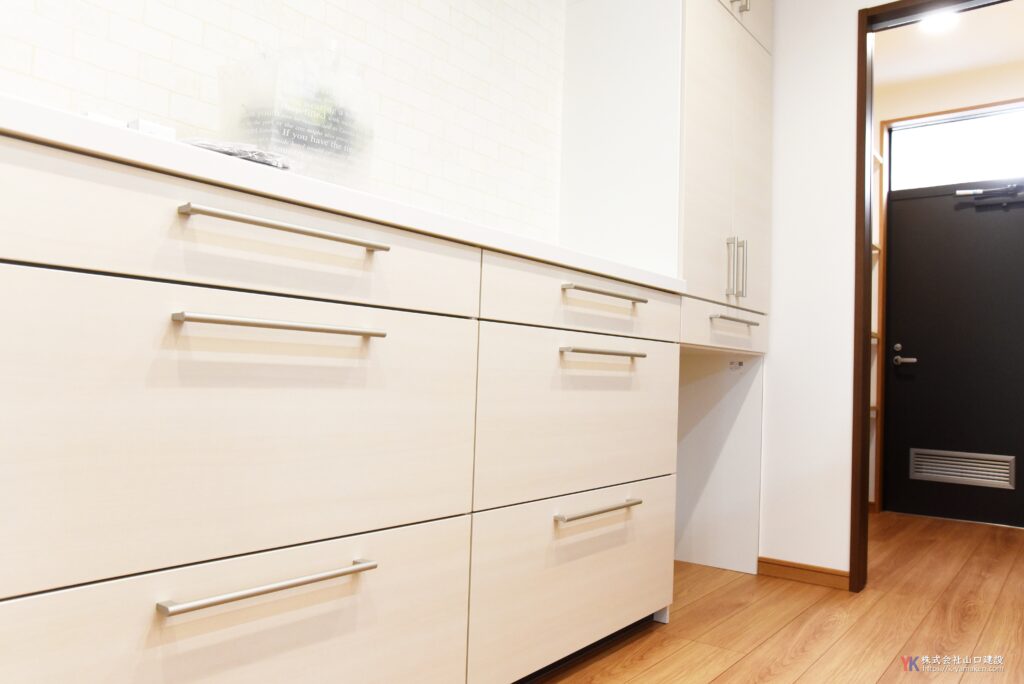 お庭が見える夢の対面キッチン！お孫さんが走りまわる広々リビングでシンプル・上質な暮らし（杉並区 K様邸）
