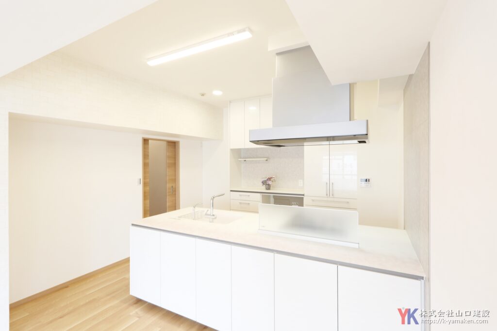 広々対面キッチンなど、ご夫婦で楽しむための色々な工夫を施した理想のお住まい（K様邸）