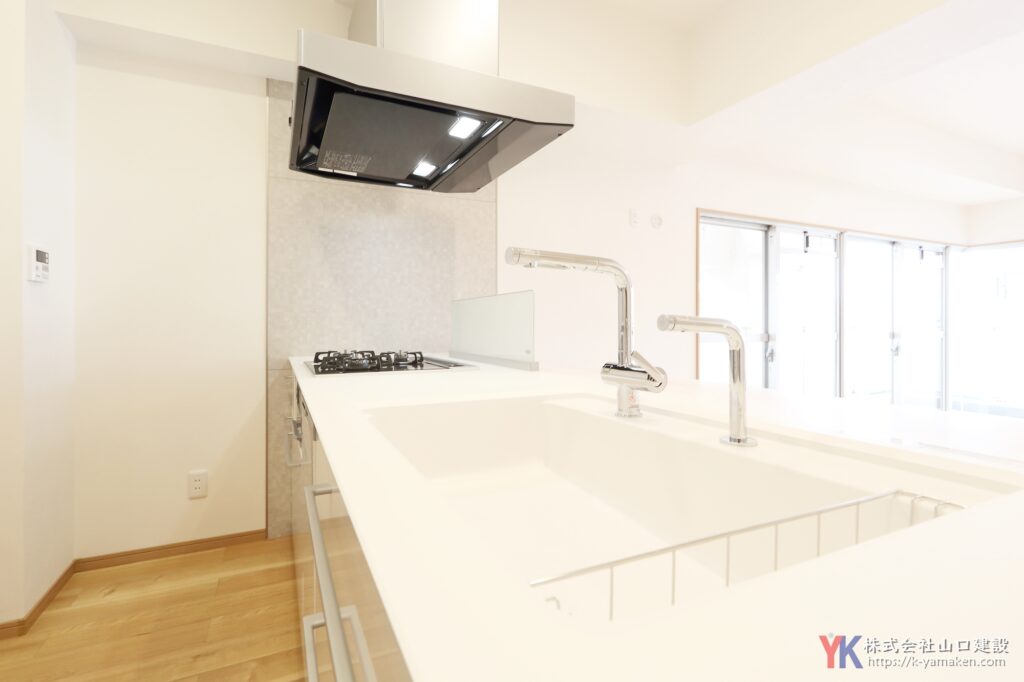広々対面キッチンなど、ご夫婦で楽しむための色々な工夫を施した理想のお住まい（K様邸）