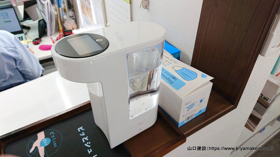 出社時の検温、手指消毒を徹底しています
