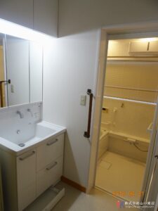 段差が多い住まいの浴室・洗面・トイレの水廻りを、お母様も安心して安全に暮らせるバリアフリーのお住いに。(練馬区 Y様邸)