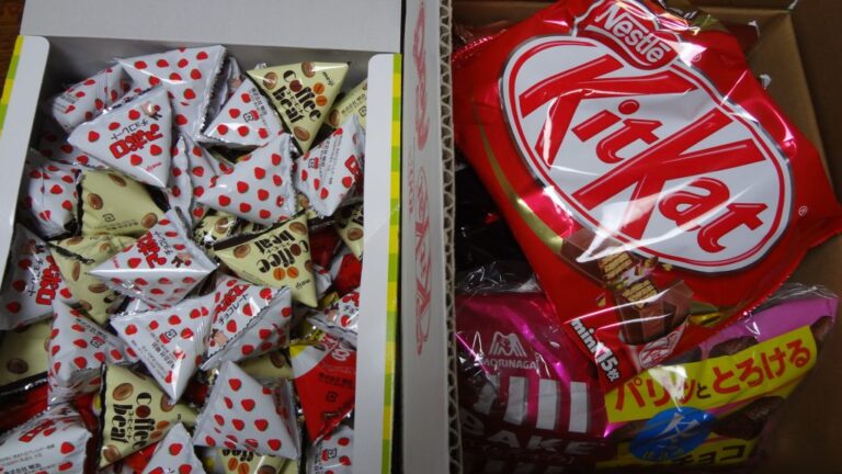 チョコレートのつかみ取り。