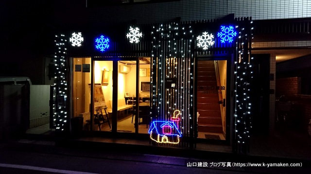 山口建設の社屋にクリスマスイルミネーションを設置しました。（2018年）