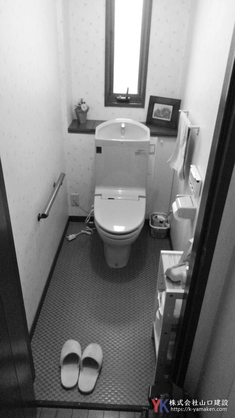 収納扉、クッションフロアに木目調のものを使い、落ち着けるおしゃれなトイレに（練馬区O様邸）