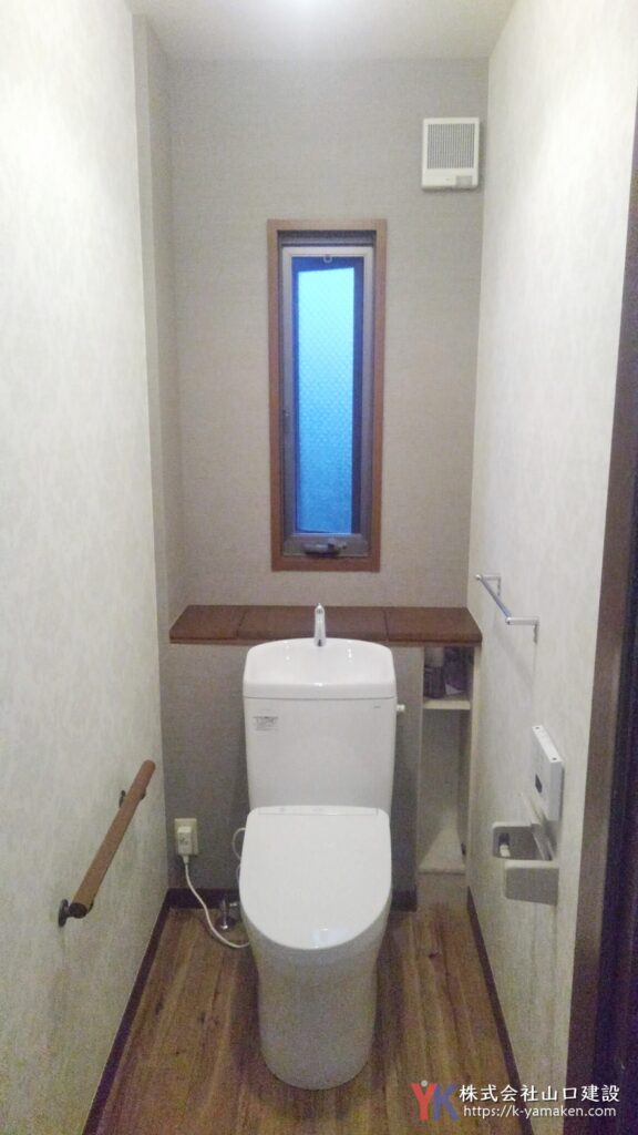 収納扉、クッションフロアに木目調のものを使い、落ち着けるおしゃれなトイレに（練馬区O様邸）