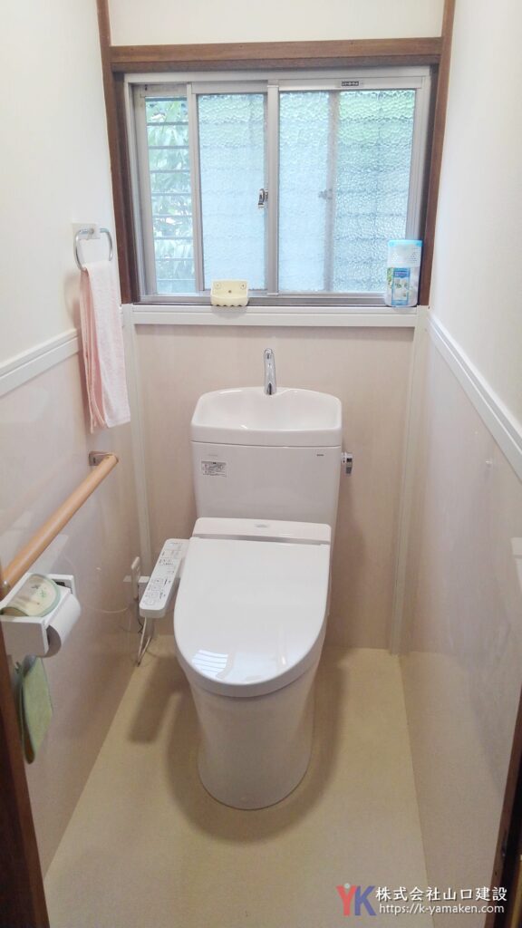 施工後 和式トイレから洋式トイレに、壁材には水に強くお手入れのしやすいキッチンパネルを採用(K様邸)
