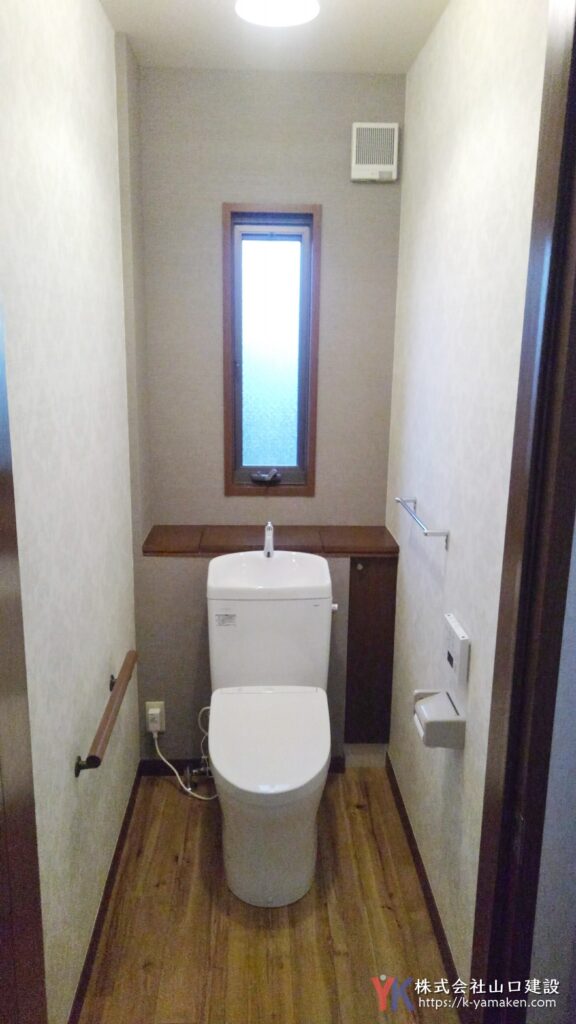 施工後 収納扉、クッションフロアに木目調のものを使い、落ち着けるおしゃれなトイレに(練馬区O様邸)