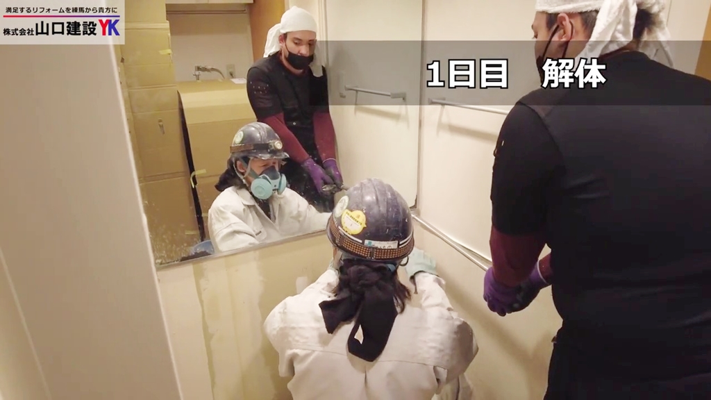 洗面台の鏡も丁寧に外していきます。