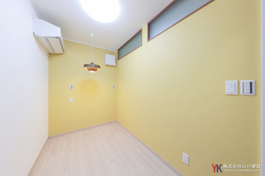 洗面台・トイレを一新し、憧れの室内窓と意匠性高いクロスで仕上げたこだわりのお住まい（M様邸）