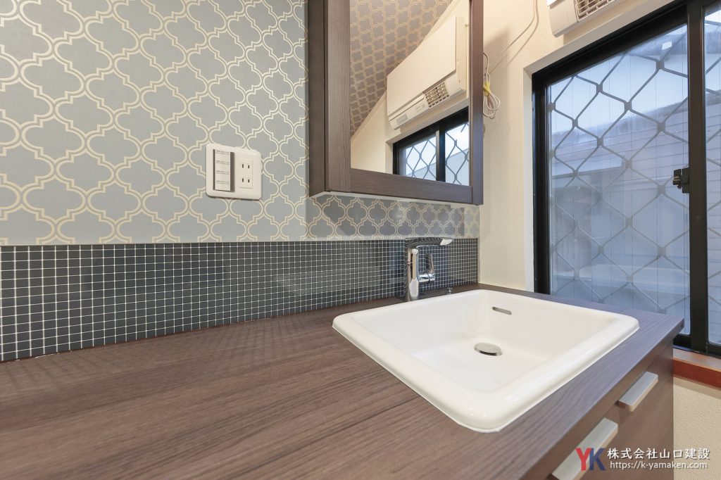 洗面台・トイレを一新し、憧れの室内窓と意匠性高いクロスで仕上げたこだわりのお住まい（M様邸）