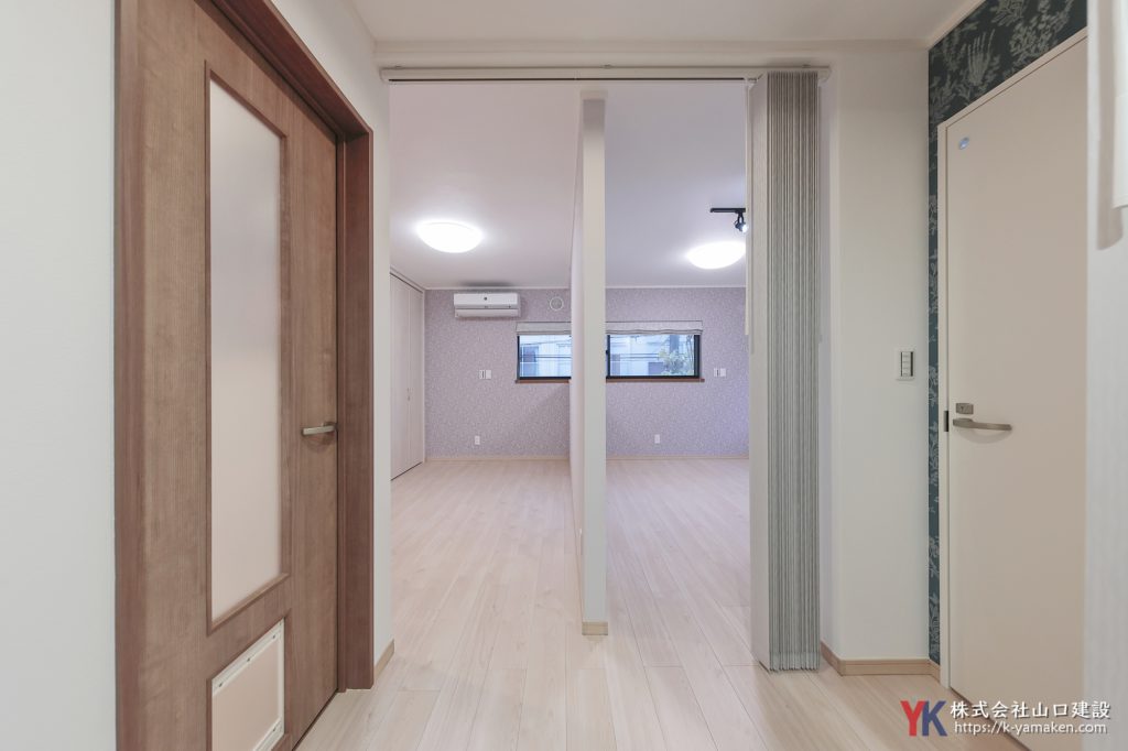 洗面台・トイレを一新し、憧れの室内窓と意匠性高いクロスで仕上げたこだわりのお住まい（M様邸）