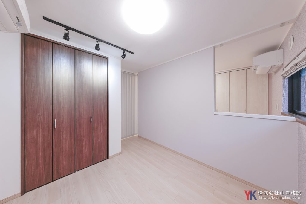 洗面台・トイレを一新し、憧れの室内窓と意匠性高いクロスで仕上げたこだわりのお住まい（M様邸）