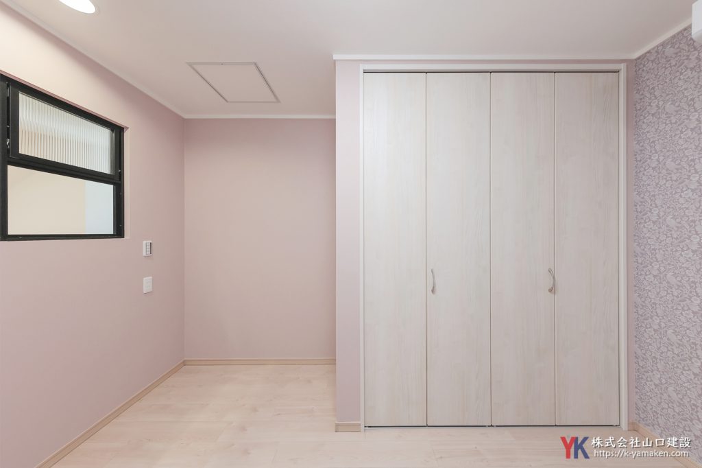 洗面台・トイレを一新し、憧れの室内窓と意匠性高いクロスで仕上げたこだわりのお住まい（M様邸）