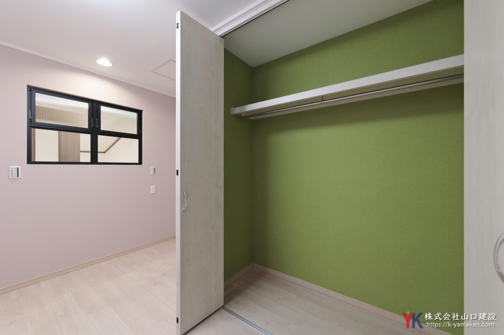洗面台・トイレを一新し、憧れの室内窓と意匠性高いクロスで仕上げたこだわりのお住まい（M様邸）