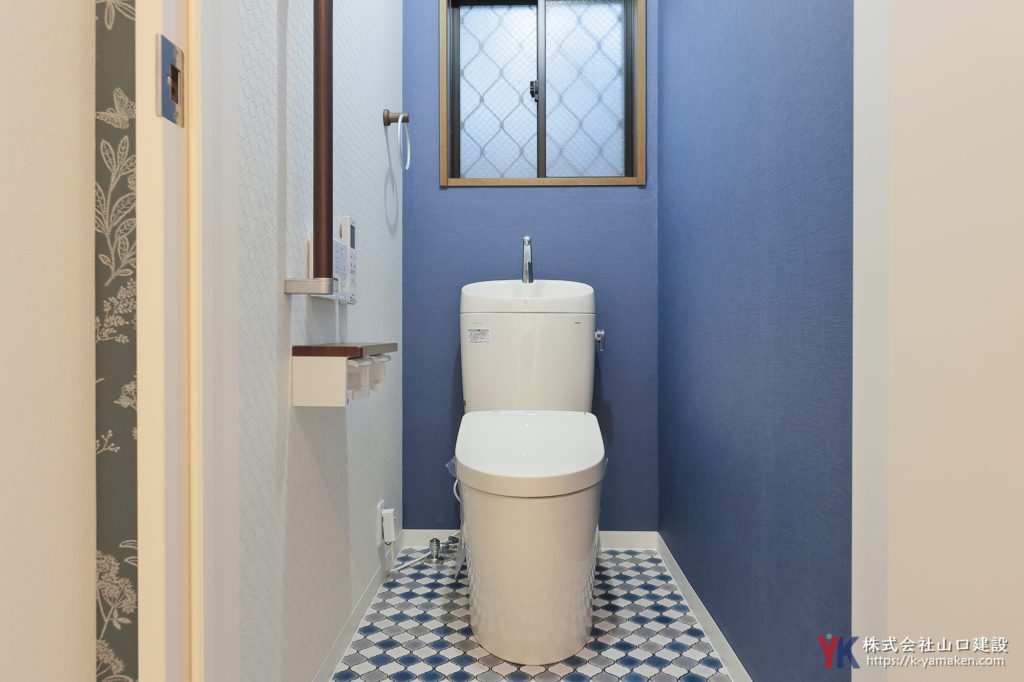洗面台・トイレを一新し、憧れの室内窓と意匠性高いクロスで仕上げたこだわりのお住まい（M様邸）