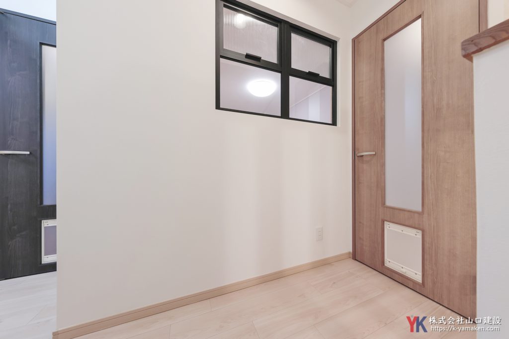 洗面台・トイレを一新し、憧れの室内窓と意匠性高いクロスで仕上げたこだわりのお住まい（M様邸）