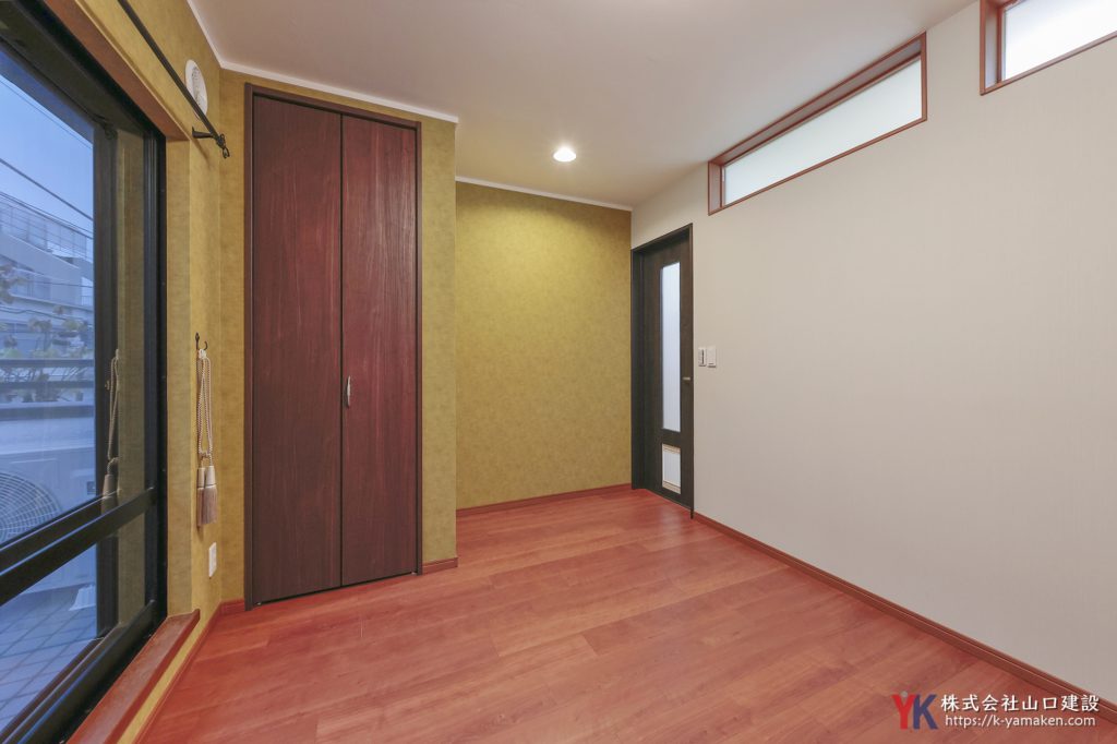 洗面台・トイレを一新し、憧れの室内窓と意匠性高いクロスで仕上げたこだわりのお住まい（M様邸）