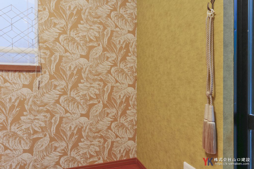 洗面台・トイレを一新し、憧れの室内窓と意匠性高いクロスで仕上げたこだわりのお住まい（M様邸）