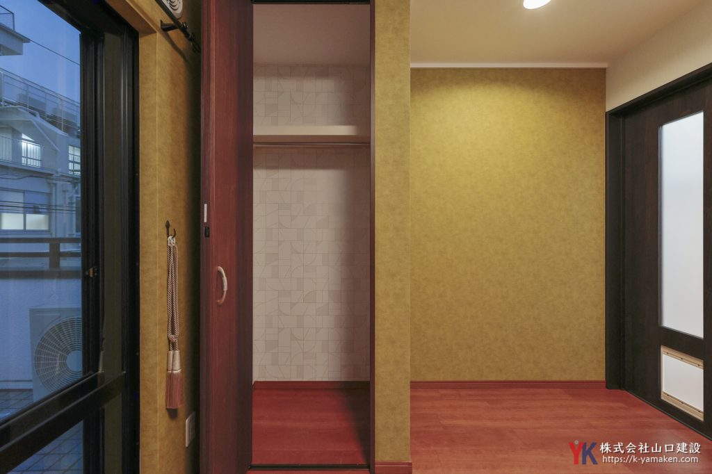 洗面台・トイレを一新し、憧れの室内窓と意匠性高いクロスで仕上げたこだわりのお住まい（M様邸）
