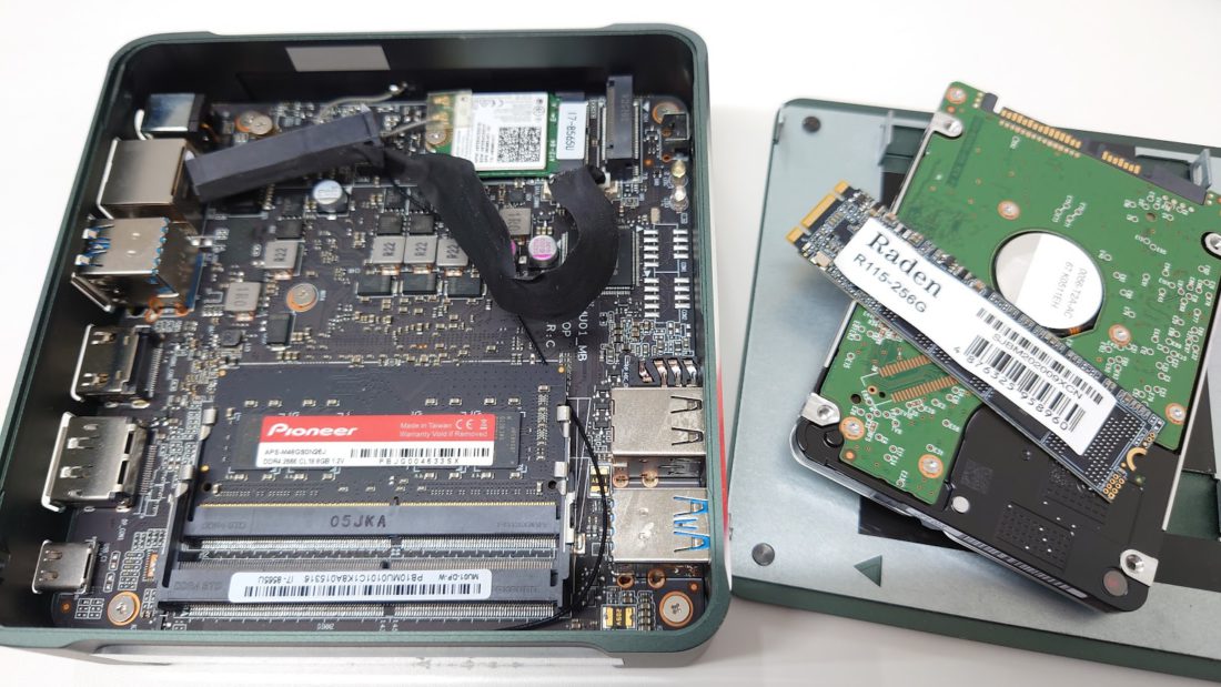 HDDとSSDを取り外す