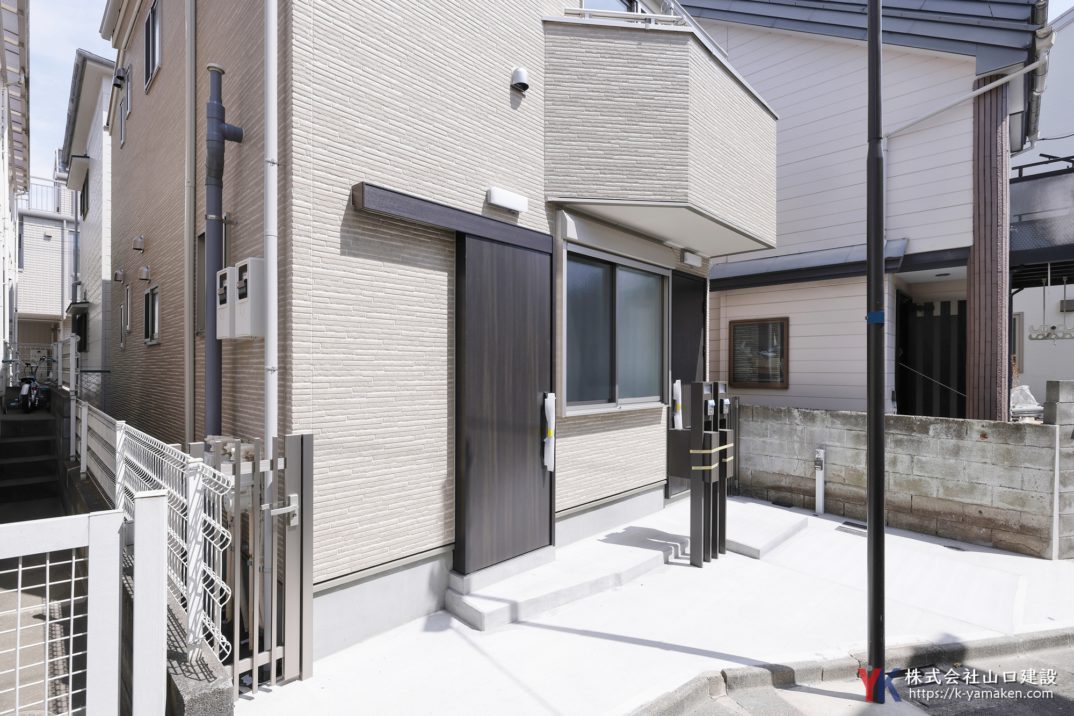 【狭小住宅の新築工事】相続した築60年以上の木造戸建てを一新。奥様との暮らしを楽しむ断熱性能の高い快適なお住まいへ（中野区 O様邸）