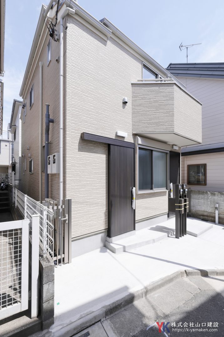 【狭小住宅の新築工事】相続した築60年以上の木造戸建てを一新。奥様との暮らしを楽しむ断熱性能の高い快適なお住まいへ（中野区 O様邸）