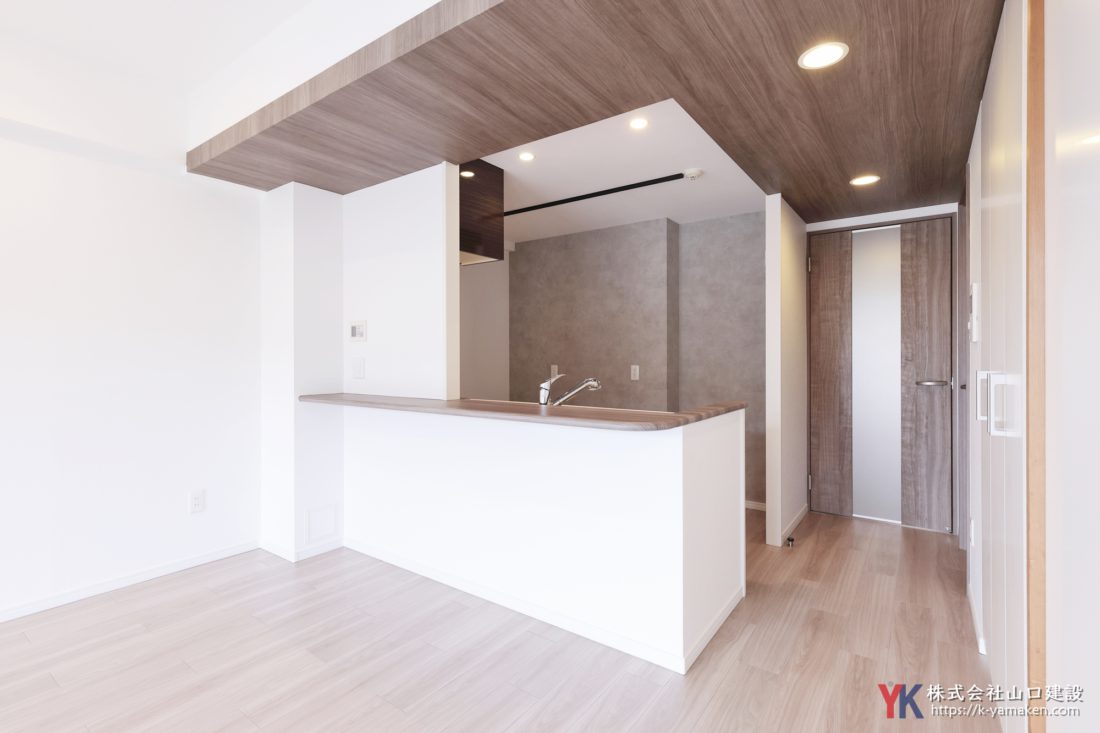 穏やかな印象のグレージュカラー×ウッド調のキッチン!上質でスタイリッシュな寛ぎの我が家へ(K様邸)