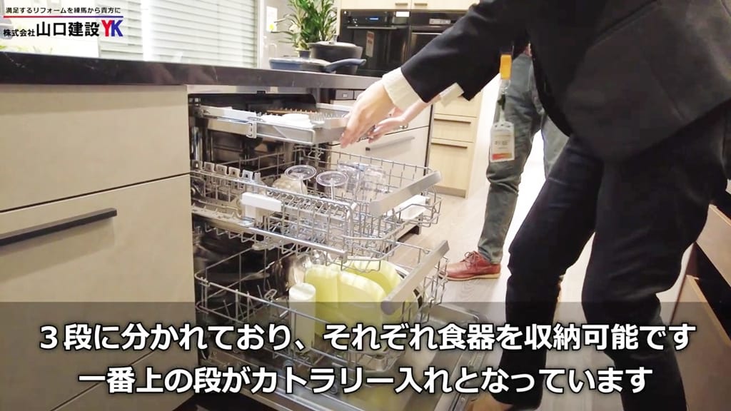 3段カゴにはカトラリーから大きなお鍋まで収納可能