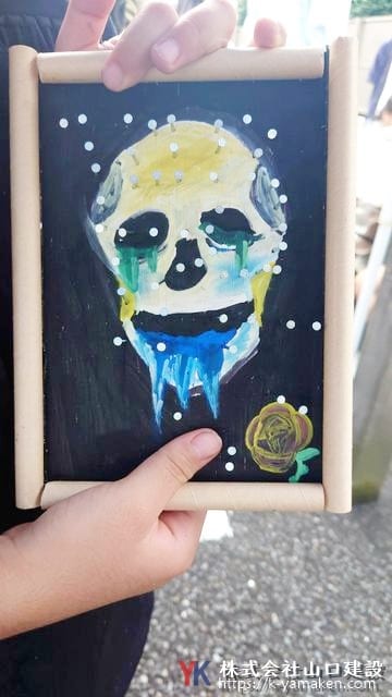 奇抜な配色×ドクロのイラストが個性的でかっこいい！