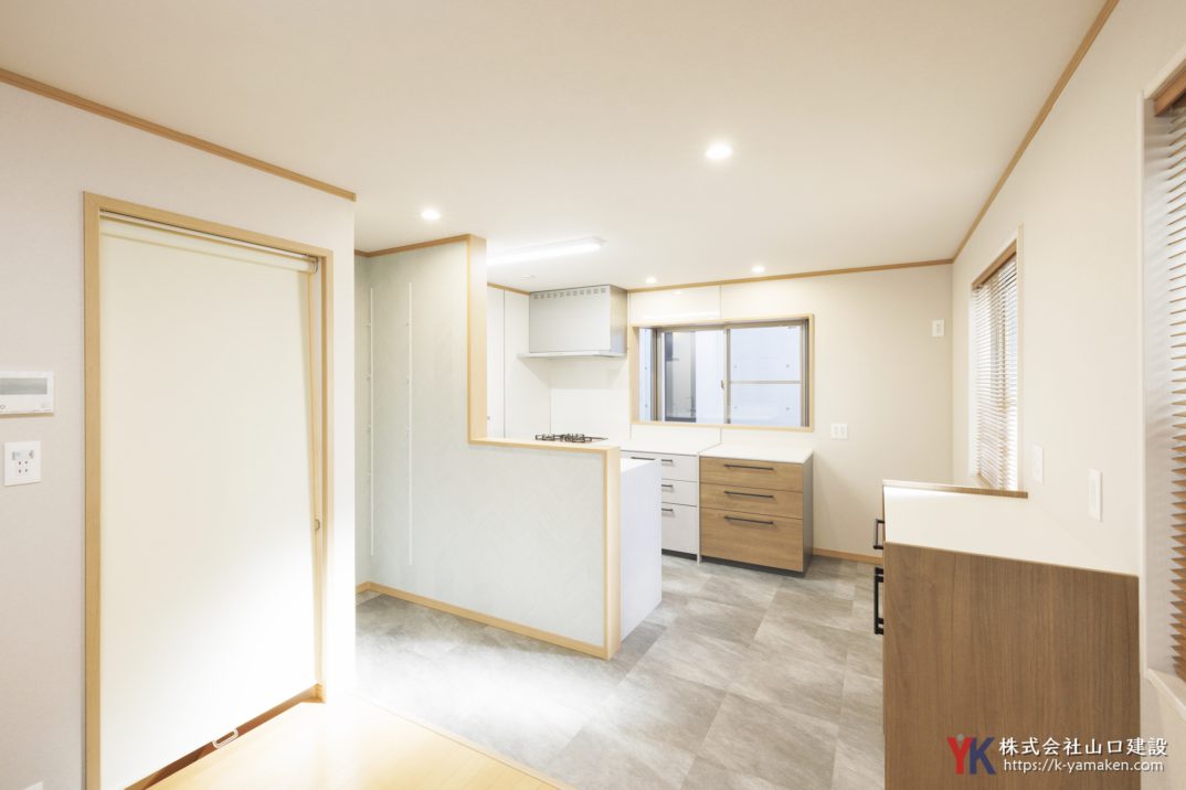 施工後 閉鎖的で収納の少ない壁付キッチンを腰壁のアクセントがオシャレな対面キッチンにリフォーム（H様邸）
