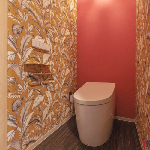 アートのようなデザインを楽しむトイレ