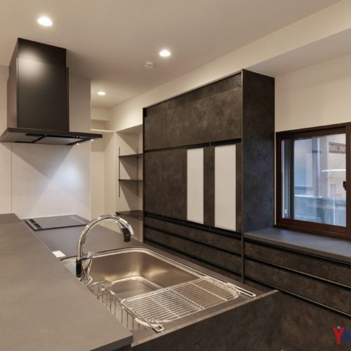意匠性と清掃性を誇るシックなキッチン