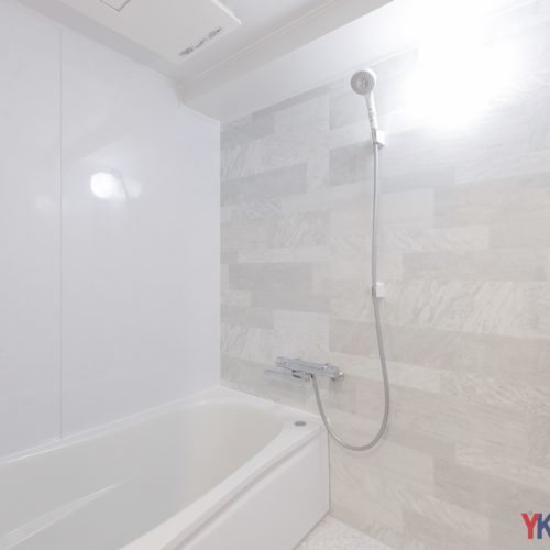 ゆとりを生む、ミニマルなバスルーム