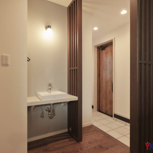 玄関横に新設した便利な洗面