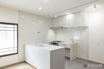 実家継承リフォーム｜大胆な間取り変更で、対面キッチンが主役の2階LDKへ。将来も安心の「バリアフリー」と「断熱」（文京区 I様邸)