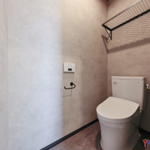 シックで落ち着いた、モダンなトイレ